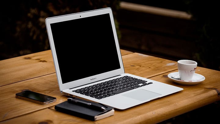 macbook-air-desk
